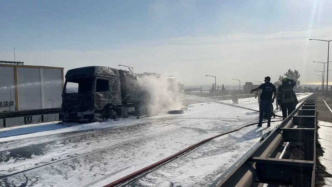 Mersin’de Mazot Yüklü Tanker Alev Aldı: Gökyüzü Siyaha Büründü! 2